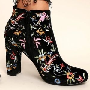Lulus Quetzal Black Velvet Embroidered Booties New